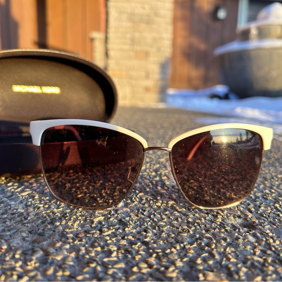 MICHAEL KORS WOMEN SUNGLASS GRIFFIN M2472S 101 WHITE/GOLD METAL w/ Original Case - Picture 6 of 8